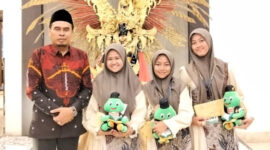 Ketua II LPTQ Sumenep yang juga Kepala Bagian Kesra Kamiludin foto bersama dengan salah satu peraih prestasi dalam MTQ XXXI Jawa Timur (for NOLESA.COM) 