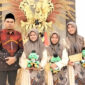 Ketua II LPTQ Sumenep yang juga Kepala Bagian Kesra Kamiludin foto bersama dengan salah satu peraih prestasi dalam MTQ XXXI Jawa Timur (for NOLESA.COM) 