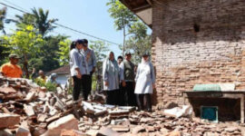 Bupati Banyuwangi, Ipuk Fiestiandani, memantau langsung korban terdampak gempa 5,7 magnitudo di Kecamatan Wongsorejo, Jumat 26/9/2025 (foto: ist) 