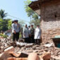 Bupati Banyuwangi, Ipuk Fiestiandani, memantau langsung korban terdampak gempa 5,7 magnitudo di Kecamatan Wongsorejo, Jumat 26/9/2025 (foto: ist) 