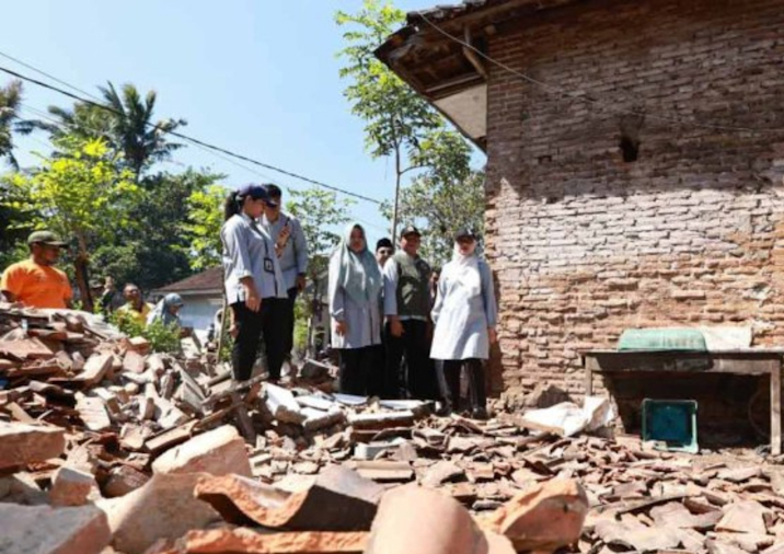 Bupati Banyuwangi, Ipuk Fiestiandani, memantau langsung korban terdampak gempa 5,7 magnitudo di Kecamatan Wongsorejo, Jumat 26/9/2025 (foto: ist) 