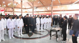 Bupati Bangkalan Lukman Hakim mengambil sumpah sejumlah pejabat di Lingkungan Pemkab Bangkalan, Jumat 26/9/2025 (foto: ist) 