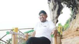 Bupati Sumenep Dr. H. Achmad Fauzi Wongsojudo duduk santai di Wisata Kesehatan Gili Iyang, Dungkek (foto: ist) 