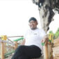 Bupati Sumenep Dr. H. Achmad Fauzi Wongsojudo duduk santai di Wisata Kesehatan Gili Iyang, Dungkek (foto: ist) 