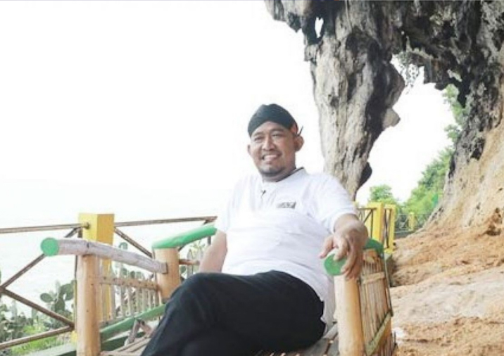 Bupati Sumenep Dr. H. Achmad Fauzi Wongsojudo duduk santai di Wisata Kesehatan Gili Iyang, Dungkek (foto: ist) 