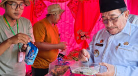 Wakil Bupati Sumenep KH Imam Hasyim mencicipi kuliner hasil tani dalam Festival Hari Tani Nasional, Rabu, 24/9/2025 (foto: ist) 