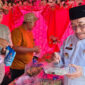 Wakil Bupati Sumenep KH Imam Hasyim mencicipi kuliner hasil tani dalam Festival Hari Tani Nasional, Rabu, 24/9/2025 (foto: ist) 
