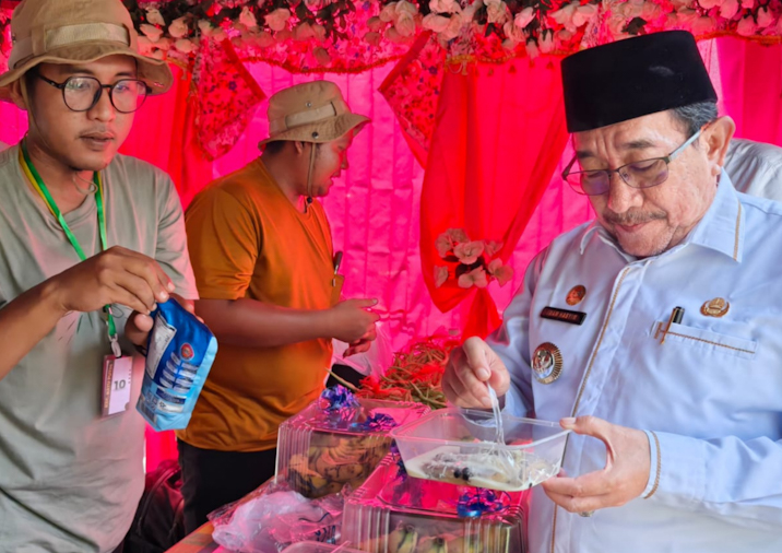 Wakil Bupati Sumenep KH Imam Hasyim mencicipi kuliner hasil tani dalam Festival Hari Tani Nasional, Rabu, 24/9/2025 (foto: ist) 