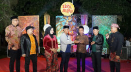 Bupati Bangkalan Lukman Hakim membuka kegiatan Malam Tera' Bulan di Halaman UTM, Sabtu malam, 27/9/2025 (foto: ist) 