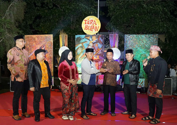Bupati Bangkalan Lukman Hakim membuka kegiatan Malam Tera' Bulan di Halaman UTM, Sabtu malam, 27/9/2025 (foto: ist) 