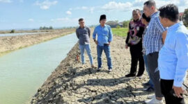 Komisi III DPRD Kabupaten Sumenep, melakukan inspeksi mendadak (sidak) ke dua lokasi proyek pengendalian banjir di Sumenep, Jumat 26/9/2025 (foto: ist) 
