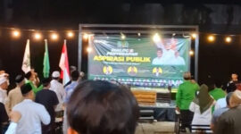 Seluruh undangan dialog publik yang diselenggarakan Fraksi PKB DPRD Sumenep menyanyikan lagu Indonesia Raya dan Mars PKB, Minggu malam, 21/9/2025 (foto: NOLESA.COM) 
