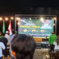 Seluruh undangan dialog publik yang diselenggarakan Fraksi PKB DPRD Sumenep menyanyikan lagu Indonesia Raya dan Mars PKB, Minggu malam, 21/9/2025 (foto: NOLESA.COM) 