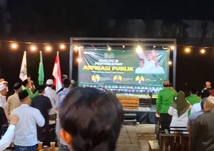 Seluruh undangan dialog publik yang diselenggarakan Fraksi PKB DPRD Sumenep menyanyikan lagu Indonesia Raya dan Mars PKB, Minggu malam, 21/9/2025 (foto: NOLESA.COM) 