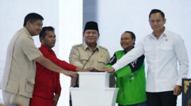 Presiden Republik Indonesia Prabowo Subianto meresmikan akad massal 26.000 unit Kredit Pemilikan Rumah (KPR) Sejahtera Fasilitas Likuiditas Pembiayaan Perumahan (FLPP) di Perumahan Pesona Kahuripan 10, Cileungsi, Kabupaten Bogor, Senin 29/9/2025 (foto: IP) 