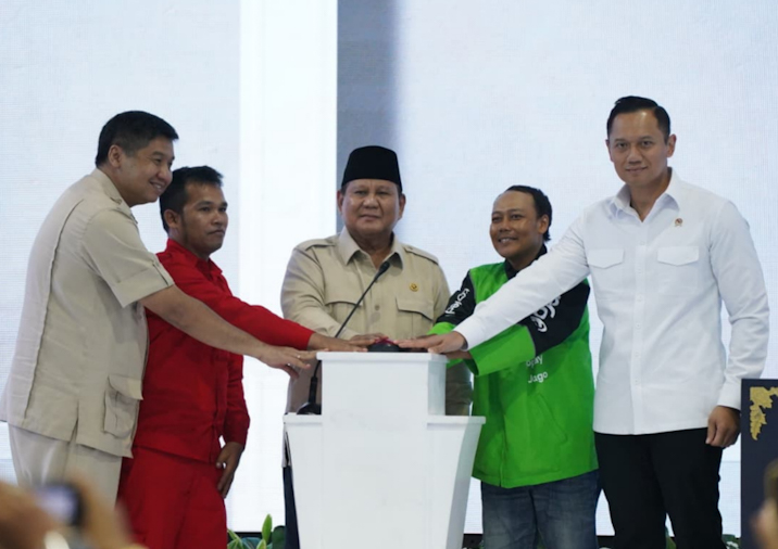 Presiden Republik Indonesia Prabowo Subianto meresmikan akad massal 26.000 unit Kredit Pemilikan Rumah (KPR) Sejahtera Fasilitas Likuiditas Pembiayaan Perumahan (FLPP) di Perumahan Pesona Kahuripan 10, Cileungsi, Kabupaten Bogor, Senin 29/9/2025 (foto: IP) 
