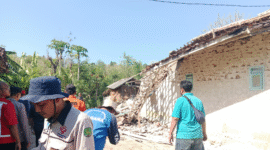Utusan Bupati Sumenep menyalurkan bantuan logistik untuk korban gempa di Pulau Sapudi, Jumat, 3/10/2025 (foto: ist)