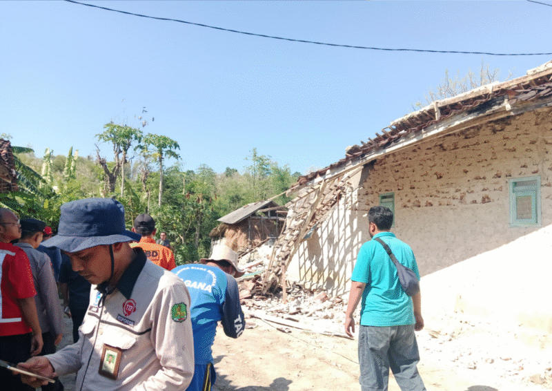 Utusan Bupati Sumenep menyalurkan bantuan logistik untuk korban gempa di Pulau Sapudi, Jumat, 3/10/2025 (foto: ist)