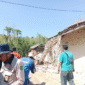 Utusan Bupati Sumenep menyalurkan bantuan logistik untuk korban gempa di Pulau Sapudi, Jumat, 3/10/2025 (foto: ist)