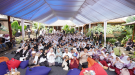 Direktur Jenderal Komunikasi Publik dan Media (KPM) Kemkomdigi, Fifi Aleyda Yahya, berkerudung hijau, berada di tengah 200 siswa SD, SMP, dan MTs beserta orang tua pada kegiatan Forum Sosialisasi Sahabat Tunas: Sesi Anak Hebat Belajar Aturan PP Tunas di Sukabumi, Jawa Barat, Selasa 28/10/2025 (foto: Info Publik)