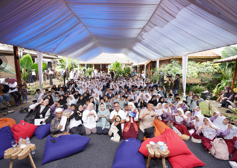 Direktur Jenderal Komunikasi Publik dan Media (KPM) Kemkomdigi, Fifi Aleyda Yahya, berkerudung hijau, berada di tengah 200 siswa SD, SMP, dan MTs beserta orang tua pada kegiatan Forum Sosialisasi Sahabat Tunas: Sesi Anak Hebat Belajar Aturan PP Tunas di Sukabumi, Jawa Barat, Selasa 28/10/2025 (foto: Info Publik)