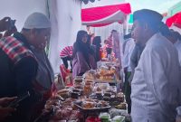Bupati Fauzi berbincang dengan pengunjung Bazar UMKM dan Pasar Murah BPRS Bhakti Sumekar (foto: ist)