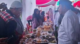 Bupati Fauzi berbincang dengan pengunjung Bazar UMKM dan Pasar Murah BPRS Bhakti Sumekar (foto: ist) 