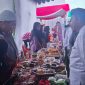 Bupati Fauzi berbincang dengan pengunjung Bazar UMKM dan Pasar Murah BPRS Bhakti Sumekar (foto: ist) 