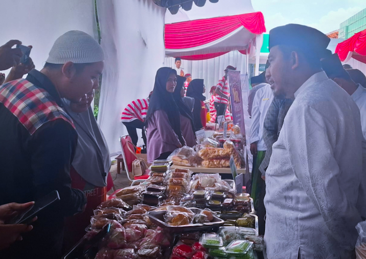 Bupati Fauzi berbincang dengan pengunjung Bazar UMKM dan Pasar Murah BPRS Bhakti Sumekar (foto: ist) 