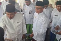 Dirut BPRS Bhakti Sumekar Hairil Fajar bersama Bupati Fauzi mengenakan pakaian layaknya santri (foto: ist) 