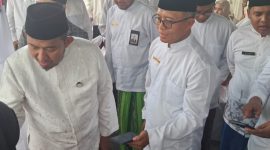 Dirut BPRS Bhakti Sumekar Hairil Fajar bersama Bupati Fauzi mengenakan pakaian layaknya santri (foto: ist) 