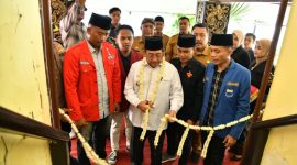 Wakil Bupati Sumenep, KH. Imam Hasyim menggunting untaian melati pada peresmian Rumah Kebangsaan Sumenep, Selasa, 28/10/2025 (foto: Ist) 
