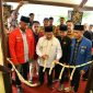 Wakil Bupati Sumenep, KH. Imam Hasyim menggunting untaian melati pada peresmian Rumah Kebangsaan Sumenep, Selasa, 28/10/2025 (foto: Ist) 