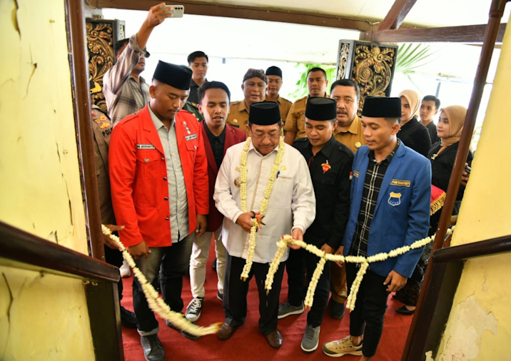 Wakil Bupati Sumenep, KH. Imam Hasyim menggunting untaian melati pada peresmian Rumah Kebangsaan Sumenep, Selasa, 28/10/2025 (foto: Ist) 