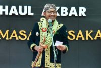 Bupati Sumenep, Dr. H. Achmad Fauzi Wongsojudo dengan bangga pegang sebilah keris dalam sebuah acara (foto: istimewa) 