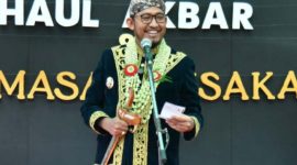 Bupati Sumenep, Dr. H. Achmad Fauzi Wongsojudo dengan bangga pegang sebilah keris dalam sebuah acara (foto: istimewa) 