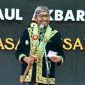 Bupati Sumenep, Dr. H. Achmad Fauzi Wongsojudo dengan bangga pegang sebilah keris dalam sebuah acara (foto: istimewa) 