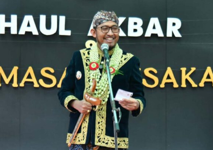 Bupati Sumenep, Dr. H. Achmad Fauzi Wongsojudo dengan bangga pegang sebilah keris dalam sebuah acara (foto: istimewa) 