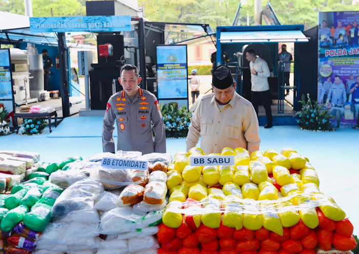 Presiden Republik Indonesia, Prabowo Subianto, saat memimpin pemusnahan barang bukti narkoba sebanyak 214,84 ton yang nilainya setara dengan Rp29,37 triliun di Lapangan Bhayangkara, Markas Besar Kepolisian Negara Republik Indonesia (Mabes Polri), Jakarta, Rabu, 29/10/2025 (foto: ist/IP) 