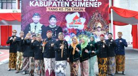 Keluarga besar Bagian Prokopim Setdakab Sumenep bangga pegang keris (foto: istimewa) 