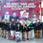 Keluarga besar Bagian Prokopim Setdakab Sumenep bangga pegang keris (foto: istimewa) 