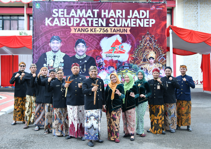 Keluarga besar Bagian Prokopim Setdakab Sumenep bangga pegang keris (foto: istimewa) 
