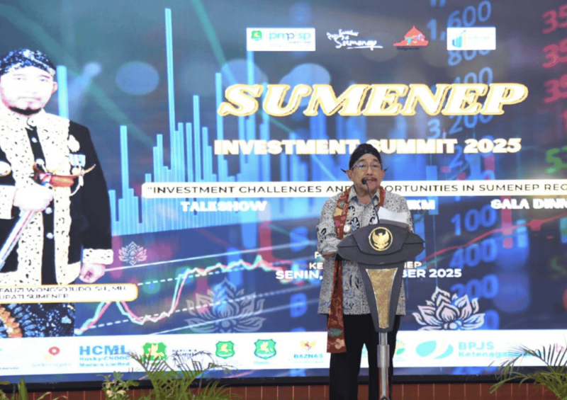 Wakil Bupati Sumenep KH. Imam Hasyim saat membuka Sumenep Investment Summit (SIS) di Pendopo Agung Keraton Sumenep, Senin 10/11/2025 (foto: istimewa)