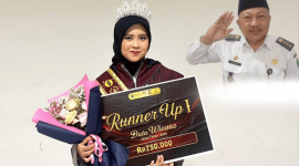 Kolase foto Aliya Zahra Runner Up 1 Duta Wicara Jatim 2025 bersama Camat Ganding Abd. Khalid