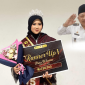 Kolase foto Aliya Zahra Runner Up 1 Duta Wicara Jatim 2025 bersama Camat Ganding Abd. Khalid