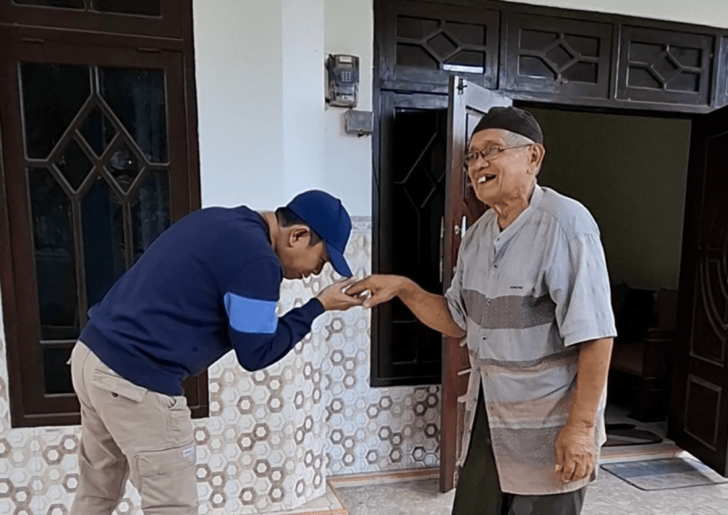 Ketua Fraksi Demokrat Sumenep, Mulyadi disambut hangat oleh Bapak Surat guru masa kecilnya waktu di SDN Jenangger, Selasa, 25/11/2025 (Foto: NOLESA.COM)