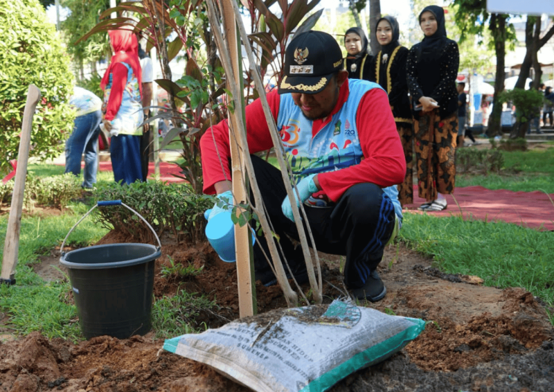 Bupati Sumenep, Dr. H. Achmad Fauzi Wongsojudo dalam sebuah acara penanaman pohon di Taman Bunga (Foto: Ist)