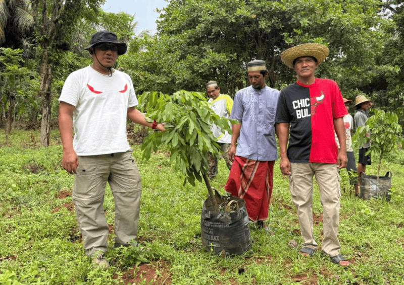 Darul Hasyim Fath legislator PDI Perjuangan Sumenep ikut menanam bibit pohon kelengkeng di Pulau Masakambing, Kecamatan Masalembu, Sumenep, Sabtu, 29/11/2025 (Foto: Ist)