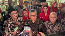Sekjen PDI Perjuangan Hasto Kristiyanto bersama awak media (foto: istimewa) 
