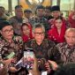 Sekjen PDI Perjuangan Hasto Kristiyanto bersama awak media (foto: istimewa) 